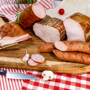 Mały zestaw degustacyjny Wojciechowscy Tradycyjnie – wędliny i kiełbasa na drewnianej desce